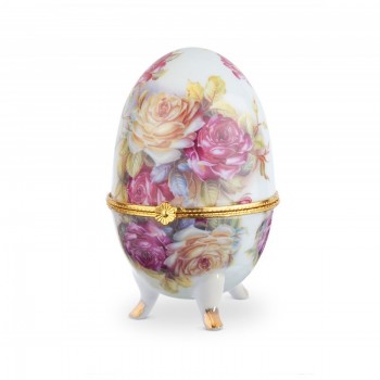 Πορσελάνινο αυγό-μπιζουτιέρα με λουλούδια και χρυσό κούμπωμα.